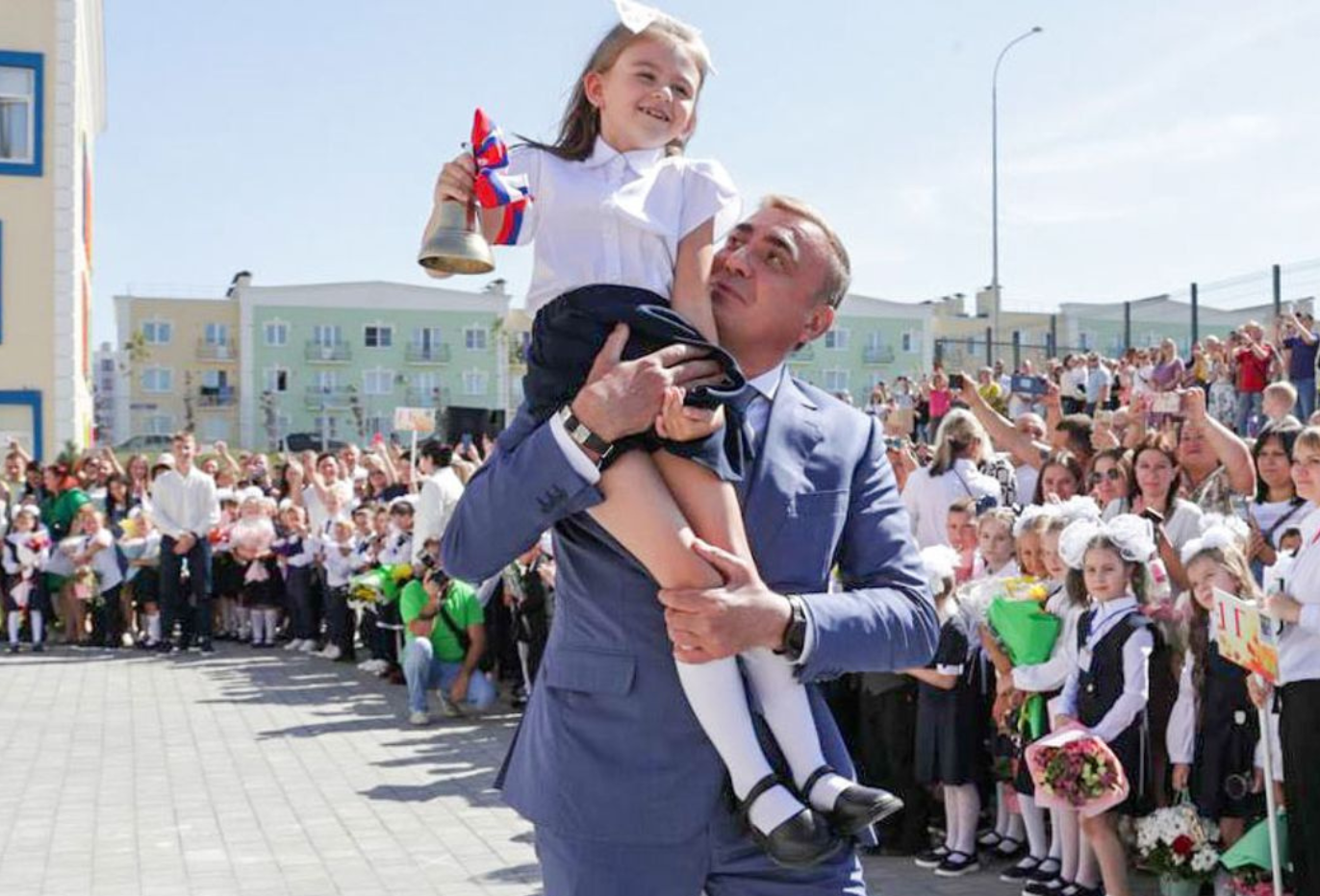 Алексей Дюмин посетил торжественную линейку в новой школе в микрорайоне «Северная Мыза»